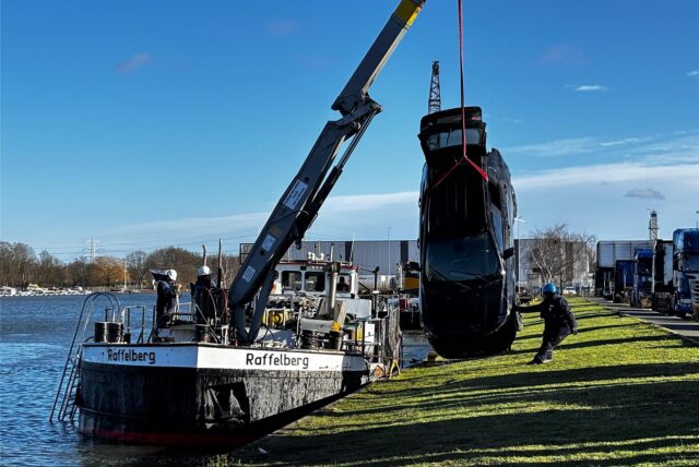 Das Duisburger Schiff „Raffelberg“ holte am Dienstag einen SUV aus dem Rhein-Herne-Kanal. Der war in der Nacht zu Samstag dort versunken.