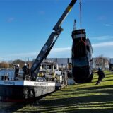 Das Duisburger Schiff „Raffelberg“ holte am Dienstag einen SUV aus dem Rhein-Herne-Kanal. Der war in der Nacht zu Samstag dort versunken.