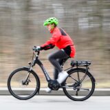 Eine Frau fährt auf einem E-Bike.