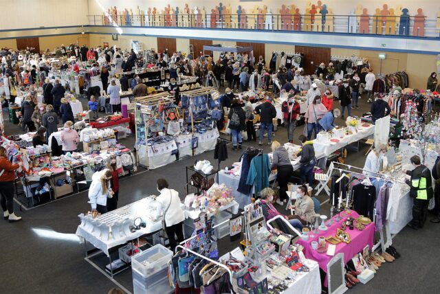 Kreativ-Vintage-Flohmarkt Seestadthalle Menschen Stände Tische