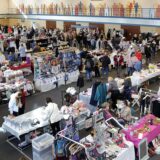 Kreativ-Vintage-Flohmarkt Seestadthalle Menschen Stände Tische