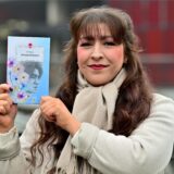 Sandra Schobel hält ihr Buch in die Kamera.