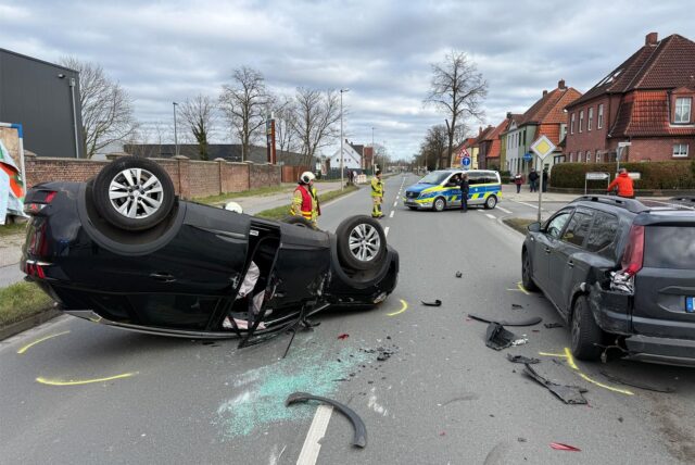 Ein Auto liegt nach einem Unfall auf der Halterner Straße auf dem Fahrzeugdach.