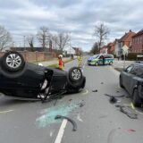 Ein Auto liegt nach einem Unfall auf der Halterner Straße auf dem Fahrzeugdach.
