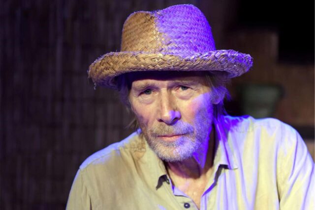 Der Schauspieler Horst Janson spielt den alten Fischer Santiago am 22.02.2015 in Hilden (Nordrhein-Westfalen) bei den Proben zur Novelle „Der alte Mann und das Meer“ in Stadthalle.