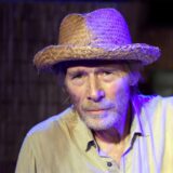 Der Schauspieler Horst Janson spielt den alten Fischer Santiago am 22.02.2015 in Hilden (Nordrhein-Westfalen) bei den Proben zur Novelle „Der alte Mann und das Meer“ in Stadthalle.