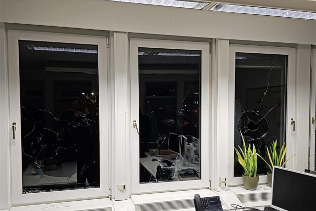 In einer Bürofensterscheibe am Rathaus in Dorsten klafft ein Loch.