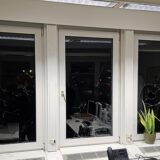 In einer Bürofensterscheibe am Rathaus in Dorsten klafft ein Loch.