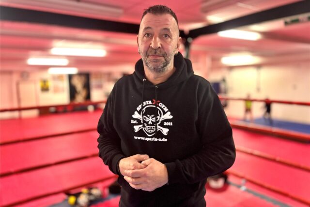 Chris Stallmann steht im Ring seiner Kampfsportschule an der Lange Straße.