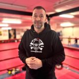 Chris Stallmann steht im Ring seiner Kampfsportschule an der Lange Straße.