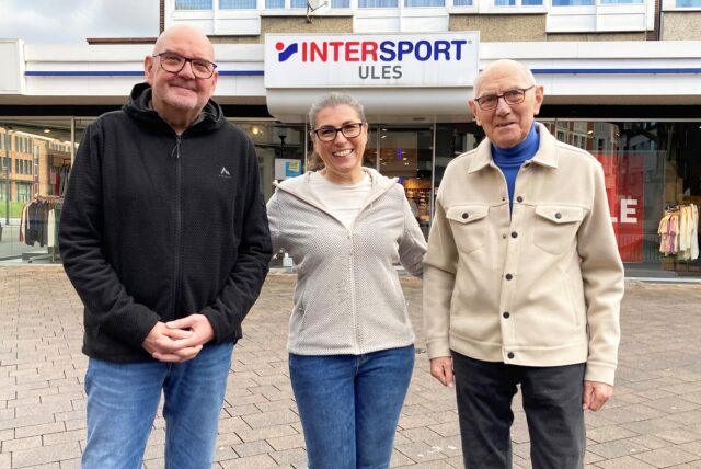 Christoph, Diana Ules und Heinz Ules (von links) stehen vor dem Sportfachgeschäft Intersport Ules in der Hertener Innenstadt.