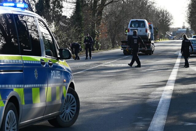 Auf der Dorstener Straße in Marl fuhr ein Lkw auf einen Pkw auf.
