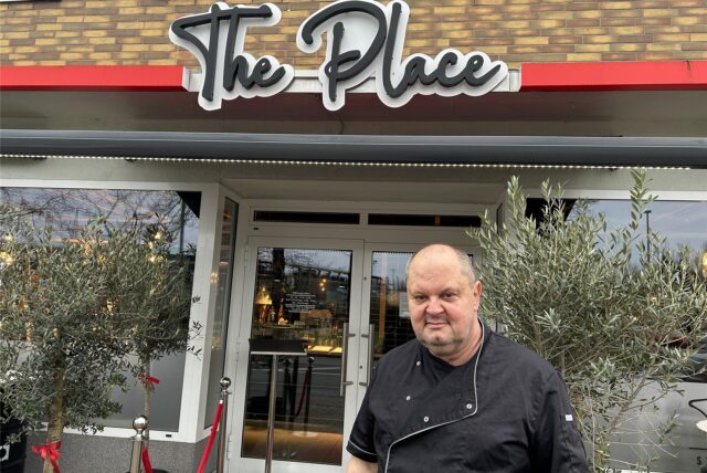 Frank Kaiser steht vor seinem Lokal „The Place“ in Datteln.