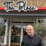 Frank Kaiser steht vor seinem Lokal „The Place“ in Datteln.