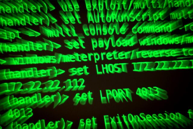 Symbolbild: Buchstaben und Zahlen leuchten auf einem Bildschirm, auf dem ein Hacker-Programm geöffnet ist. (zu dpa: «Bafin: Bedrohung durch Cyber-Angriffe nimmt zu») Das Polizeipräsidium Recklinghausen lädt zum 2. Cyber-Kongress ein.