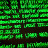 Symbolbild: Buchstaben und Zahlen leuchten auf einem Bildschirm, auf dem ein Hacker-Programm geöffnet ist. (zu dpa: «Bafin: Bedrohung durch Cyber-Angriffe nimmt zu») Das Polizeipräsidium Recklinghausen lädt zum 2. Cyber-Kongress ein.