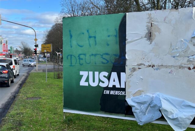 Ein Wahlplakat mit abgerissener Plakatierung.