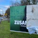 Ein Wahlplakat mit abgerissener Plakatierung.