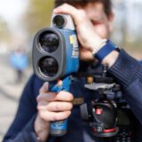 Ein Polizist misst mit einer Laserpistole die Geschwindigkeit eines Verkehrsteilnehmers. (Symbolbild)