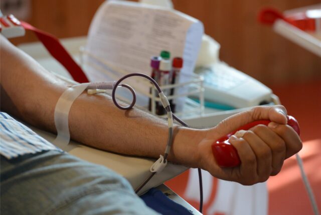 Person spendet Blut