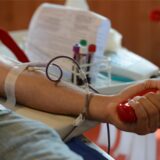Person spendet Blut