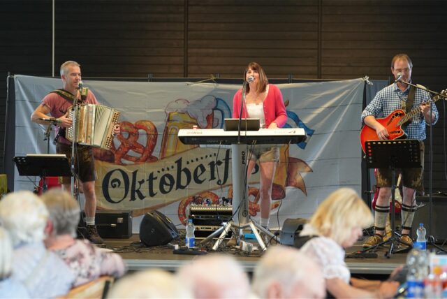 Die Band „Die Schluchtenkracher“ hat bereits beim Oktoberfest vergangenen Jahres für die passenden Partyhits gesorgt.