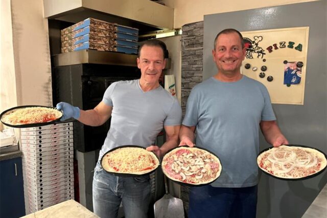 Inhaber Patrick Bunk (l.) und Pizzabäcker Massimo (r.) von der Pizzeria La Piccola freuen sich über den Titel der besten Pizzeria Hertens.