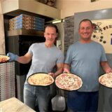 Inhaber Patrick Bunk (l.) und Pizzabäcker Massimo (r.) von der Pizzeria La Piccola freuen sich über den Titel der besten Pizzeria Hertens.