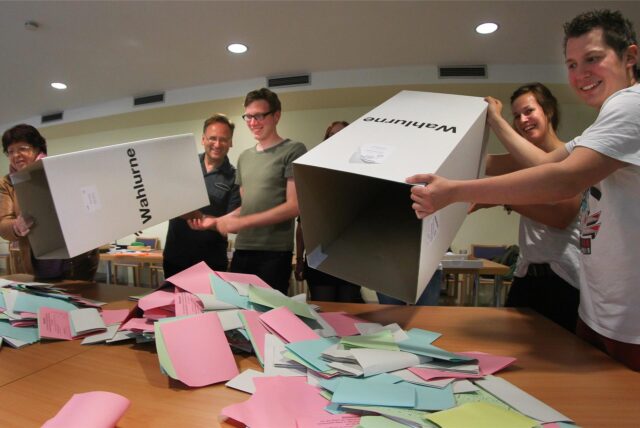 Wahlhelfer leeren nach einer Wahl in Dortmund die Wahlurnen.