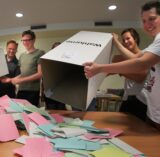 Wahlhelfer leeren nach einer Wahl in Dortmund die Wahlurnen.