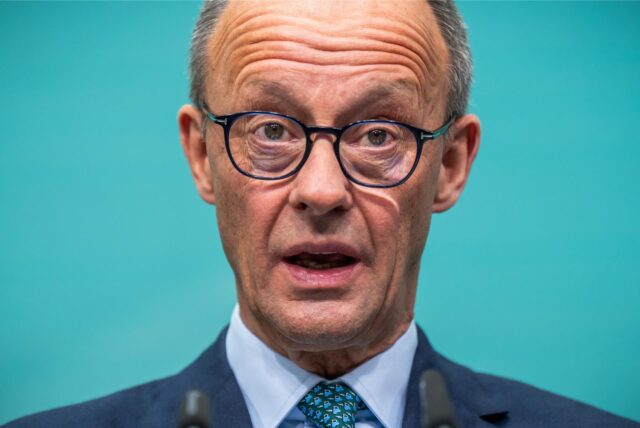 Friedrich Merz blick überrascht.