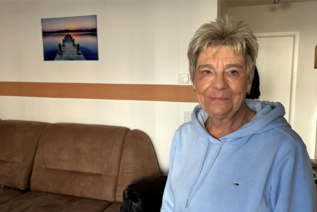 Annegret Biernacki steht in ihrem Wohnzimmer in Oer-Erkenschwick.