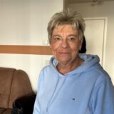 Annegret Biernacki steht in ihrem Wohnzimmer in Oer-Erkenschwick.