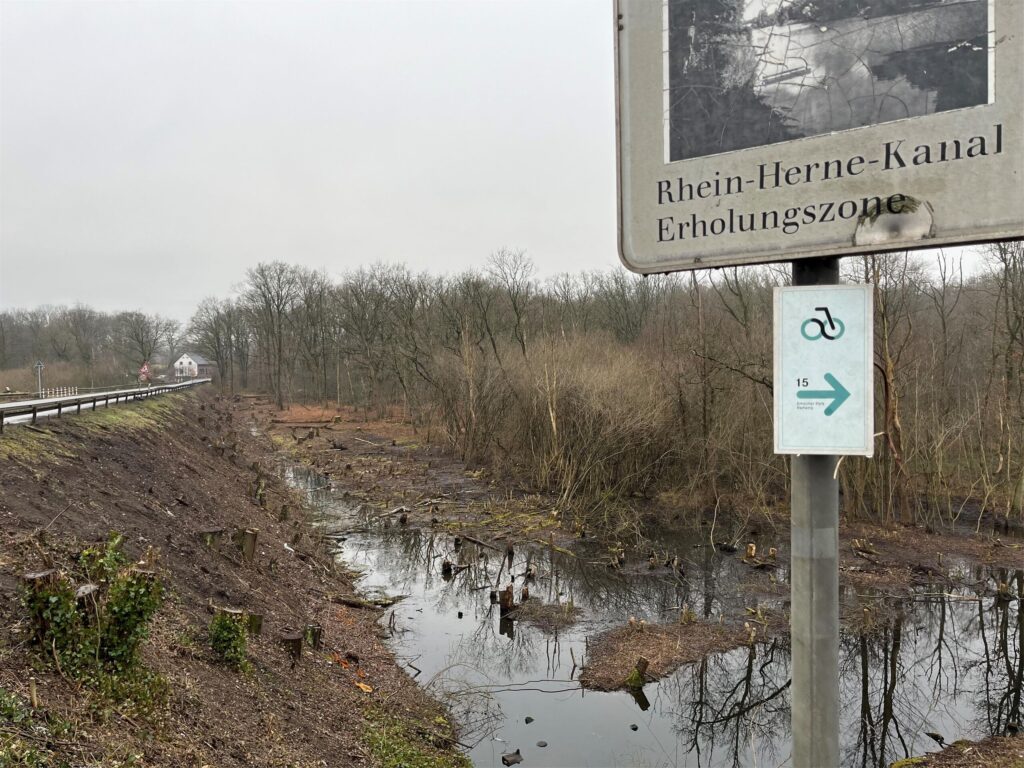 Nicht nur südwestlich der alten Brücke wurden unzählige Bäume gefällt, sondern auch auf beiden Kanalseiten im Nordosten davon. Nicht nur südwestlich der alten Brücke wurden unzählige Bäume gefällt, sondern auch auf beiden Kanalseiten im Nordosten davon.