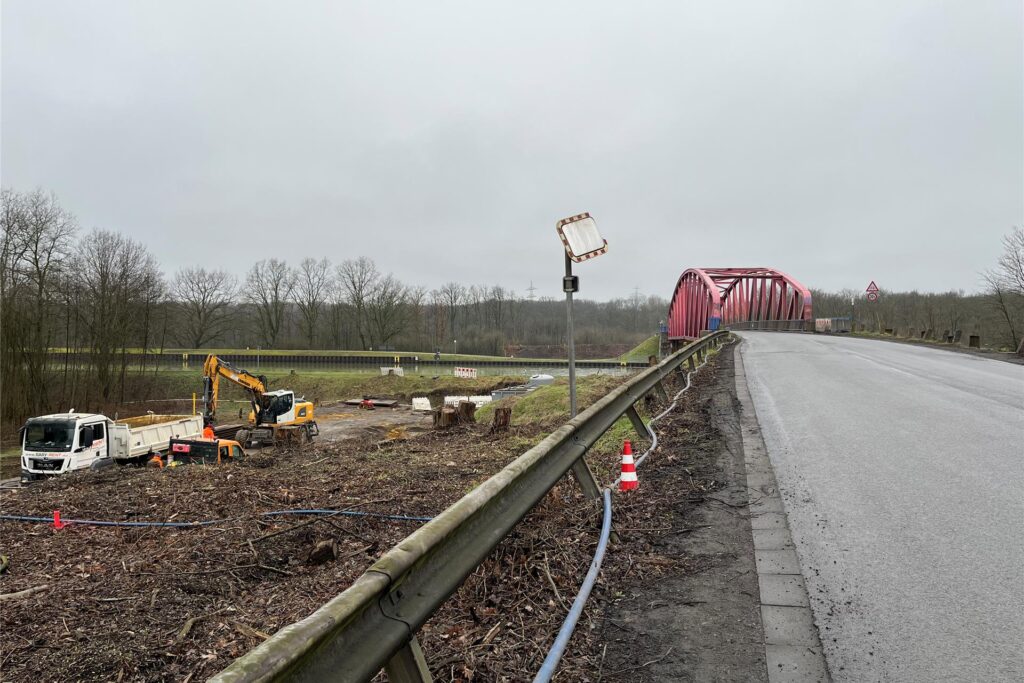 Die neue Bladenhorster Brücke wird einige Meter weiter südwestlich als die alte Brücke über den Rhein-Herne-Kanal führen. Die neue Bladenhorster Brücke wird einige Meter weiter südwestlich als die alte Brücke über den Rhein-Herne-Kanal führen.