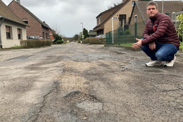 Mark Lampka, Vorsitzender der Siedlergemeinschaft Drewer-Mark, zeigt Schlaglöcher auf der Straße Op dem Dümmer.