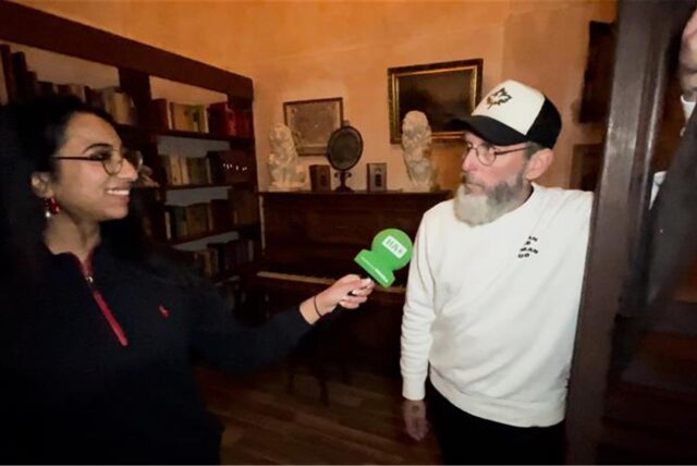 Eine Frau und ein Mann in einem Interview.