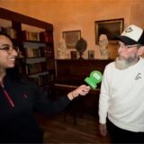 Eine Frau und ein Mann in einem Interview.