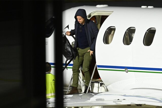 Lars Ricken steigt aus einem Flugzeug.