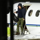 Lars Ricken steigt aus einem Flugzeug.