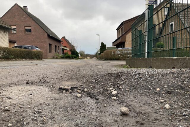 Die Straßen in der Blumensiedlung haben eine Erneuerung dringend notwendig.