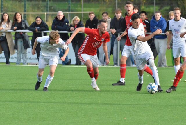 Für Mert Erdem (hier am Ball im Spiel der DJK Sportfreunde Datteln gegen den TuS Henrichenburg) war die letzte Saison nach einem Kreuzbandriss vorzeitig gelaufen.