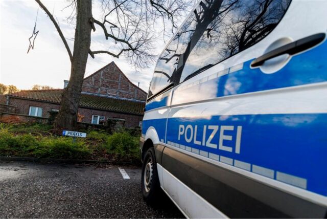 Vor einem Gebäude an der Heyenbaumstraße in Krefeld stehen am Morgen Polizeifahrzeuge.