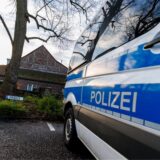 Vor einem Gebäude an der Heyenbaumstraße in Krefeld stehen am Morgen Polizeifahrzeuge.