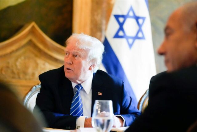 Der designierte US-Präsident Donald Trump (l) trifft den israelischen Ministerpräsidenten Benjamin Netanjahu in seinem Anwesen Mar-a-Lago.