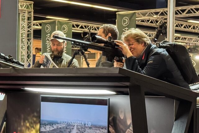 Die Messe „Jagd und Hund“ lockt viele Besucher in die Dortmunder Westfalenhallen. Unter anderem gibt es hier Jagdwaffen.