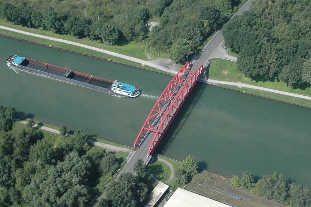 Die alte Bladenhorster Brücke, die 1951 errichtet wurde: Sie ist 65 Meter lang und wird durch eine neun Meter längere Brücke ersetzt. Das ermöglicht dann eine Verbreiterung des Rhein-Herne-Kanals. Die alte Bladenhorster Brücke, die 1951 errichtet wurde: Sie ist 65 Meter lang und wird durch eine neun Meter längere Brücke ersetzt. Das ermöglicht dann eine Verbreiterung des Rhein-Herne-Kanals.