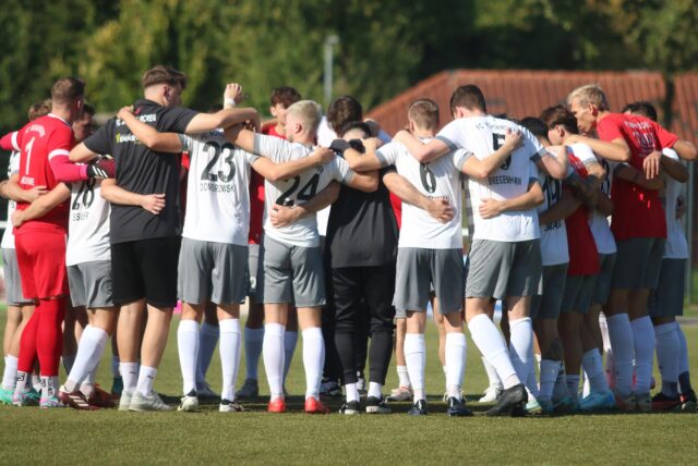 Der FC Nordkirchen bildet einen Mannschaftskreis.