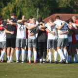 Der FC Nordkirchen bildet einen Mannschaftskreis.