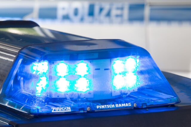 Ein Blaulicht an einem Polizeiwagen.